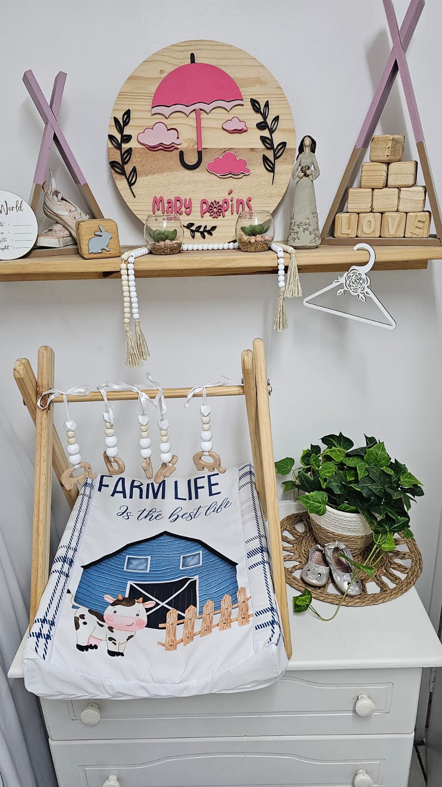 Blue Vintage Farm Life changing mat cover featuring a blue barn, sweet cow, wooden fence and the words “Farm Life is the Best Life” in a classic farm-themed design | Blou Vintage Plaaslewe aantrekmat-oortreksel met ’n blou skuur, oulike koei, houtheining en die woorde “Farm Life is the Best Life” in ’n klassieke plaas-tema ontwerp.