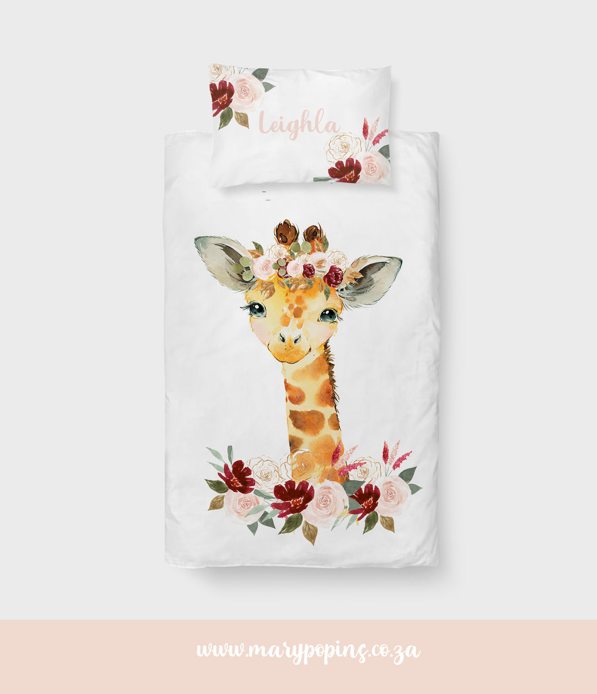Bold Giraffe big bedding featuring a sweet giraffe wearing a floral crown, surrounded by burgundy, blush and cream flowers with soft green foliage on a white background | Bold Giraffe groot beddegoed met ’n oulike kameelperd met ’n blomkroon, omring deur wynrooi, ligpienk en roomkleurige blomme met sagte groen blare op ’n wit agtergrond.