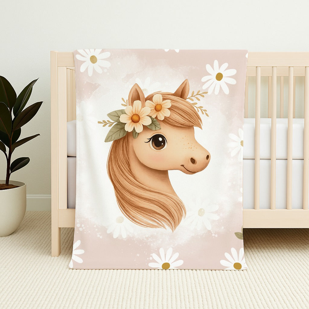 Horsey Blossom fleece blanket featuring a sweet horse with a floral crown, soft daisies and blush pink neutral tones for a gentle nursery design | Horsey Blossom fleece-kombers met ’n oulike perdjie met ’n blomkroon, sagte madeliefies en ligpienk neutrale kleure vir ’n sagte kinderkamer-ontwerp.