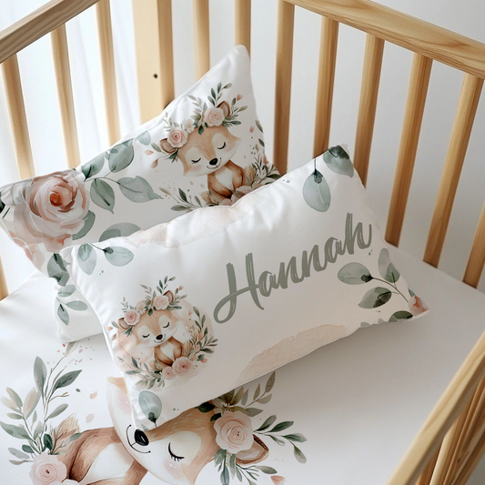 Fawn & Flora personalised nursery pillow set featuring a sweet sleeping fawn, blush pink roses, soft green leaves and a name cushion personalised with “Hannah” | Fawn & Flora gepersonaliseerde kinderkamer-kussingstel met ’n oulike slapende takbok, sagte pienk rose, groen blare en ’n naamkussing gepersonaliseer met “Hannah”.