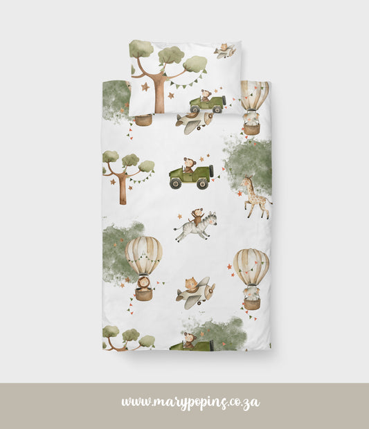 Adventure Safari big bedding featuring playful safari animals, hot air balloons, aeroplanes, trees and jeeps in soft green, beige and earthy tones on a white background | Adventure Safari groot beddegoed met speelse safaridiere, warmlugballonne, vliegtuie, bome en jeeps in sagte groen, beige en aardse kleure op ’n wit agtergrond.
