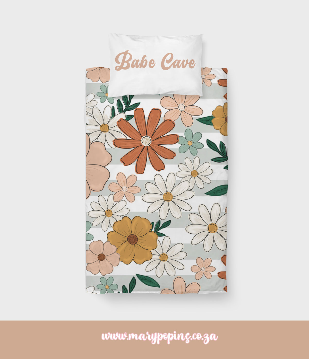 Babe Cave big bedding featuring a bold retro floral print with large daisies and flowers in rust, peach, mustard, cream and green tones on a white background | Babe Cave groot beddegoed met ’n opvallende retro blompatroon van groot madeliefies en blomme in roes, perske, mosterd, room en groen kleure op ’n wit agtergrond.