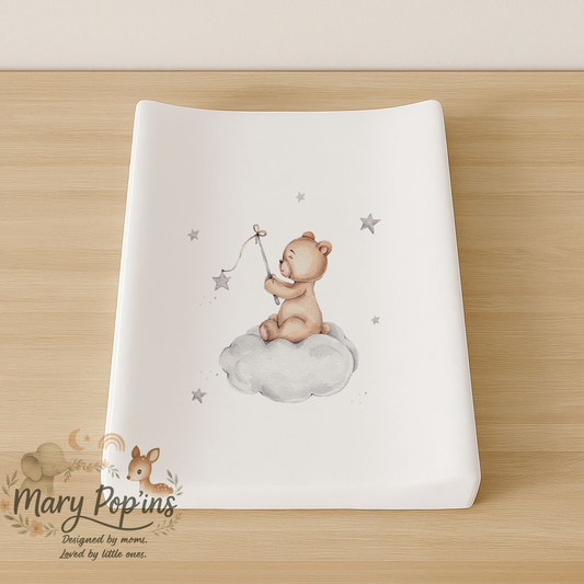 Bear-y Neutral changing mat cover featuring a sweet teddy bear sitting on a soft grey cloud with delicate stars on a clean white background | Bear-y Neutral aantrekmat-oortreksel met ’n oulike teddiebeer wat op ’n sagte grys wolkie sit, met fyn sterretjies op ’n skoon wit agtergrond.