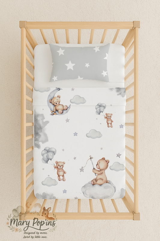 Bear-y Neutral duvet cover featuring sweet teddy bears with grey balloons, soft clouds and tiny stars in a calm neutral nursery design | Bear-y Neutral duvetoortreksel met oulike teddiebere met grys ballonne, sagte wolke en klein sterretjies in ’n rustige neutrale kinderkamer-ontwerp.