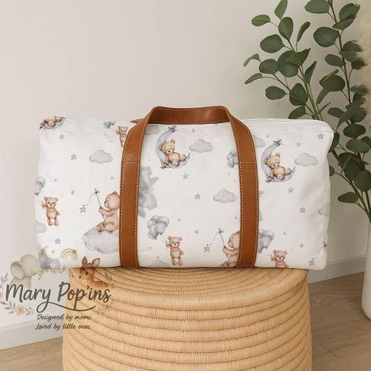 Bear-y Neutral hospital bag featuring sweet teddy bears, soft grey clouds, balloons and tiny stars on a white background with brown handles | Bear-y Neutral hospitaaltas met oulike teddiebere, sagte grys wolke, ballonne en klein sterretjies op ’n wit agtergrond met bruin handvatsels.