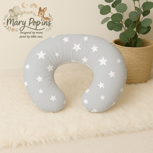 Bear-y Neutral nursing pillow featuring a soft grey star pattern on a white background, designed for comfortable baby feeding and support | Bear-y Neutral voedingskussing met ’n sagte grys sterpatroon op ’n wit agtergrond, ontwerp vir gemaklike babavoeding en ondersteuning.