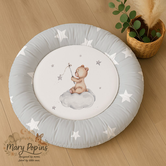 Bear-y Neutral round baby playmat featuring a sweet teddy bear sitting on a soft grey cloud, surrounded by stars in a calm neutral nursery design | Bear-y Neutral ronde baba-speelmat met ’n oulike teddiebeer wat op ’n sagte grys wolk sit, omring deur sterretjies in ’n rustige neutrale kinderkamer-ontwerp.