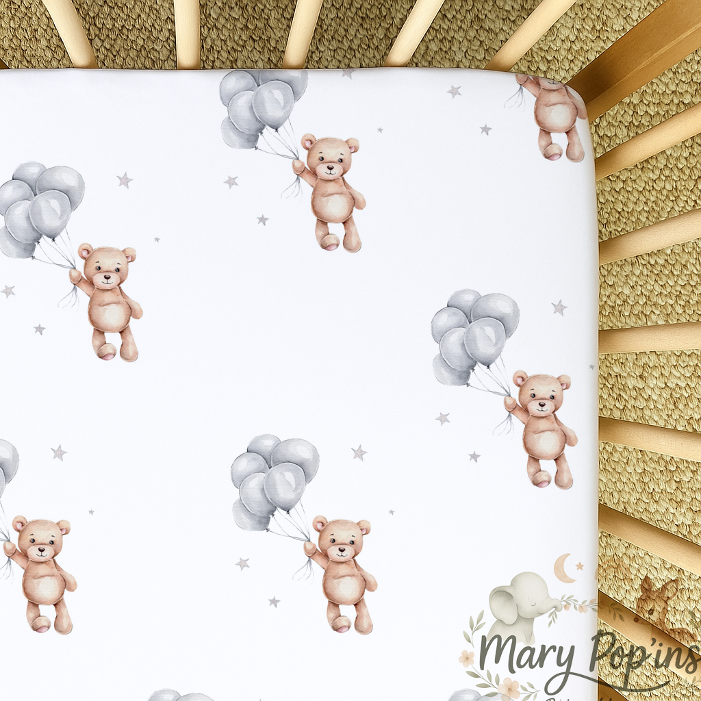 Bear-y Neutral cot sheet featuring sweet teddy bears holding soft grey balloons with tiny stars on a clean white background | Bear-y Neutral bababed-laken met oulike teddiebere wat sagte grys ballonne vashou met klein sterretjies op ’n skoon wit agtergrond.
