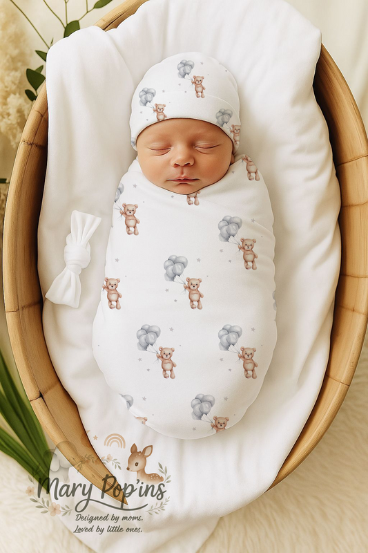 Bear-y Neutral baby swaddle set featuring sweet teddy bears holding soft grey balloons with tiny stars on a clean white background | Bear-y Neutral baba-inbakerstel met oulike teddiebere wat sagte grys ballonne vashou met klein sterretjies op ’n skoon wit agtergrond.
