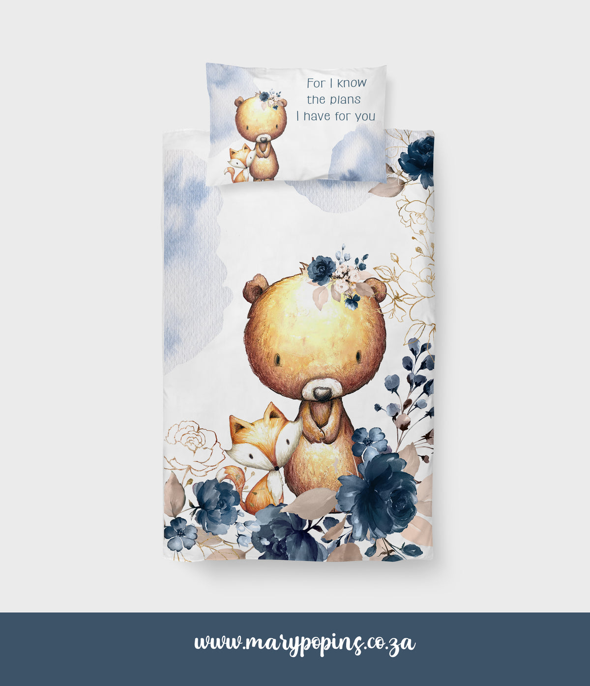 Blooming Bear big bedding featuring a sweet bear and little fox surrounded by deep blue florals, soft beige leaves and gentle blue watercolor details on a white background | Blooming Bear groot beddegoed met ’n oulike beer en klein jakkalsie omring deur diepblou blomme, sagte beige blare en ligblou waterverf-detail op ’n wit agtergrond.