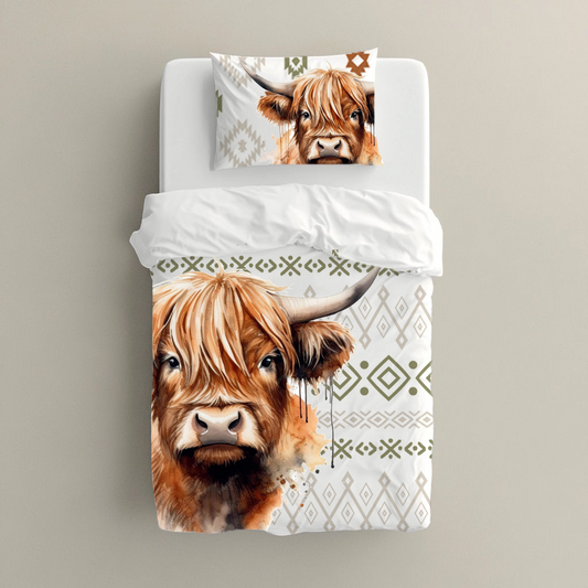 Boho Highlands Cow big bedding featuring a large Highland cow illustration with olive green, beige and rust geometric boho patterns on a clean white background | Boho Highlands-bees groot beddegoed met ’n groot Highland-bees illustrasie en olyfgroen, beige en roeskleurige geometriese boho-patrone op ’n skoon wit agtergrond.