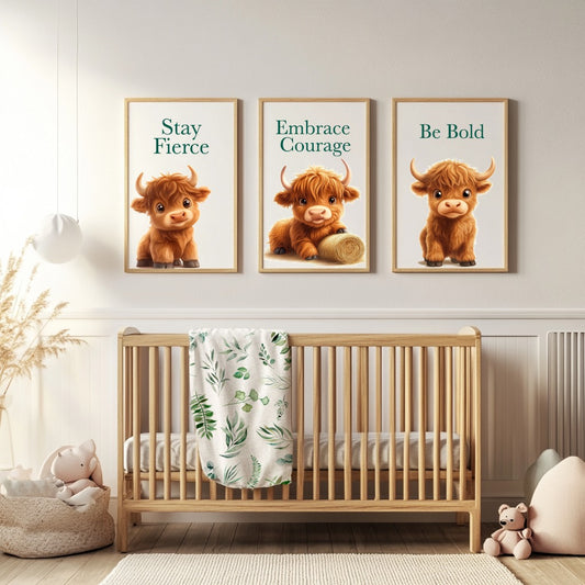 Set of three Brave and Bold nursery canvas prints featuring sweet Highland cows with motivational phrases including “Stay Fierce” and “Be Bold” in warm neutral tones | Stel van drie Brave and Bold kinderkamer-doekafdrukke met oulike Highland-beeste en motiverende frases insluitend “Stay Fierce” en “Be Bold” in warm neutrale kleure.