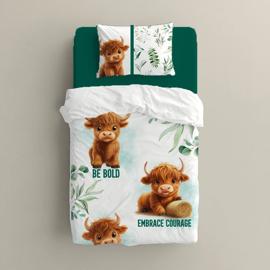 Brave and Bold big bedding set featuring sweet Highland cows with soft green botanical leaves and motivational phrases including “Be Bold” and “Embrace Courage” | Brave and Bold groot beddegoedstel met oulike Highland-beeste, sagte groen botaniese blare en motiverende frases insluitend “Be Bold” en “Embrace Courage”.