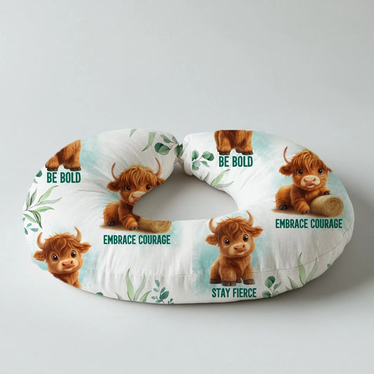 Brave and Bold nursing pillow featuring sweet Highland cows with soft green botanical details and motivational phrases including “Be Bold,” “Embrace Courage” and “Stay Fierce” | Brave and Bold voedingskussing met oulike Highland-beeste, sagte groen botaniese detail en motiverende frases insluitend “Be Bold,” “Embrace Courage” en “Stay Fierce”.