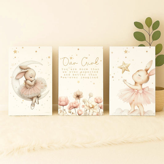 Set of three Bunny Ballerina nursery canvas prints featuring sweet ballet bunnies in pink tutus, stars, flowers and a “Dear Girl” quote in soft blush and neutral tones | Stel van drie Bunny Ballerina kinderkamer-doekafdrukke met oulike balletkonyntjies in pienk tutu’s, sterretjies, blomme en ’n “Dear Girl”-aanhaling in sagte pienk en neutrale kleure.