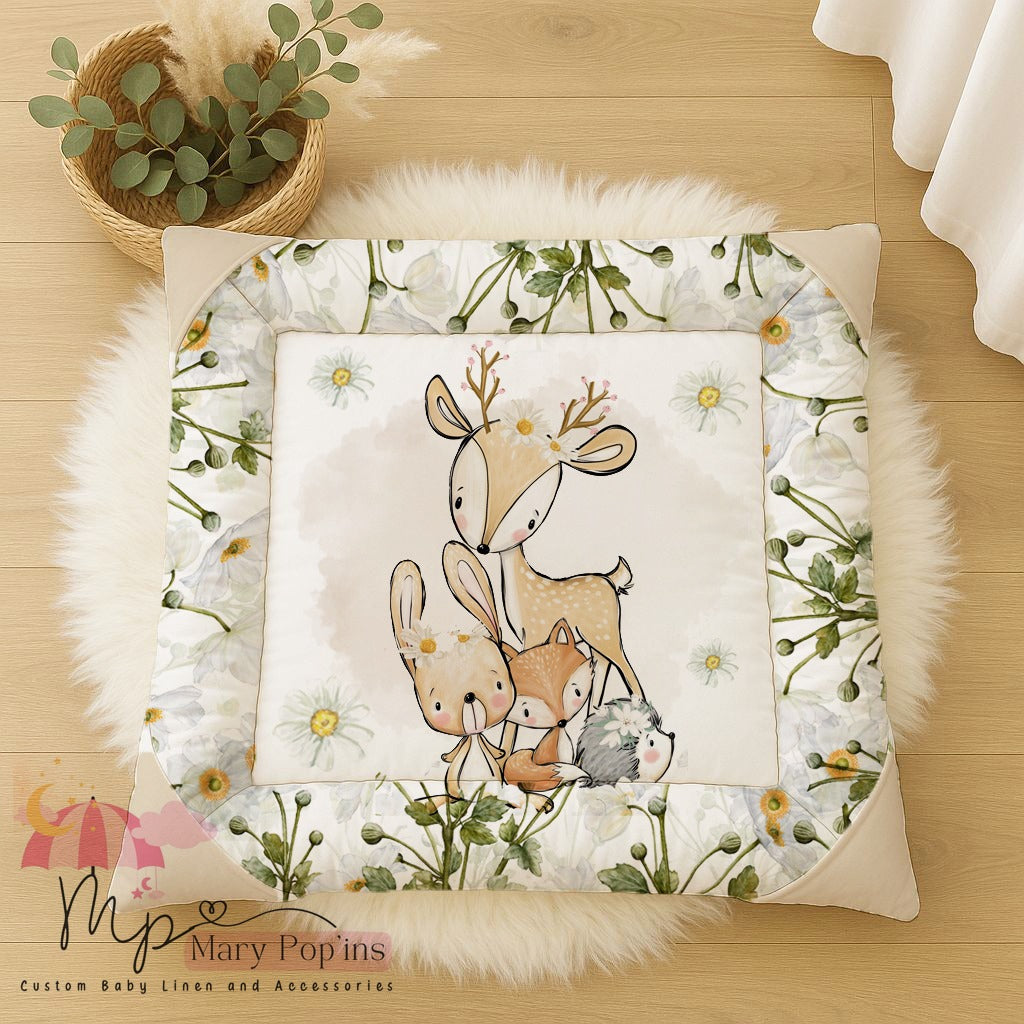 Daisy Woodlands baby playmat featuring a sweet deer, bunny, fox and hedgehog surrounded by soft white daisies, green leaves and gentle neutral woodland tones | Daisy Woodlands baba-speelmat met ’n oulike takbok, hasie, jakkals en krimpvarkie omring deur sagte wit madeliefies, groen blare en sagte neutrale bosveld-kleure.