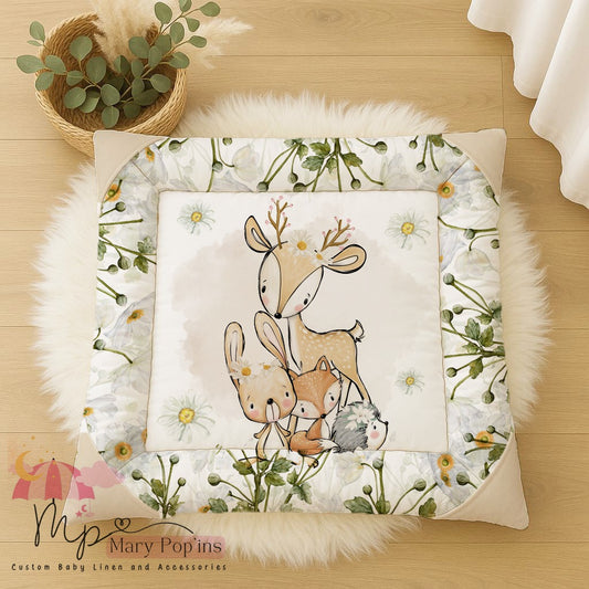 Daisy Woodlands baby playmat featuring a sweet deer, bunny, fox and hedgehog surrounded by soft white daisies, green leaves and gentle neutral woodland tones | Daisy Woodlands baba-speelmat met ’n oulike takbok, hasie, jakkals en krimpvarkie omring deur sagte wit madeliefies, groen blare en sagte neutrale bosveld-kleure.