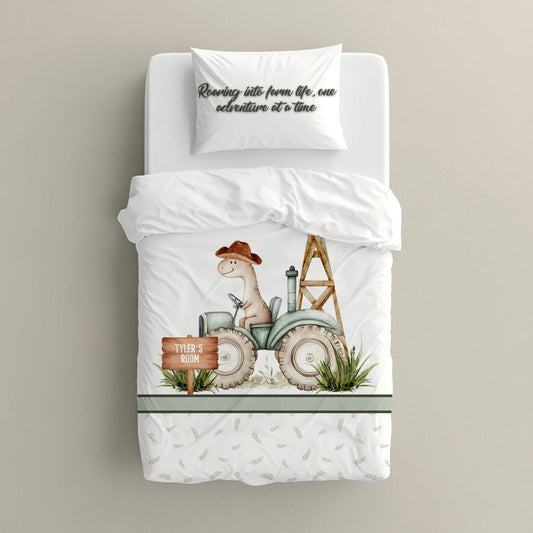 Dino Tractor Tails big bedding set featuring a sweet dinosaur driving a vintage tractor with farm details, soft sage accents and personalised “Tyler’s Room” signage | Dino Tractor Tails groot beddegoedstel met ’n oulike dinosourus wat ’n klassieke trekker bestuur, plaasdetail, sagte saliegroen aksente en gepersonaliseerde “Tyler’s Room”-bordjie.