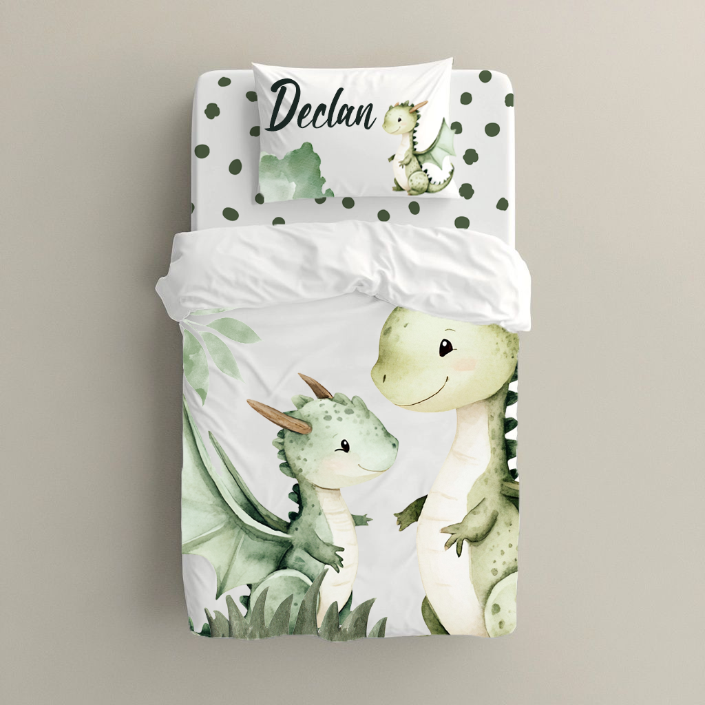Dragon Dreams big bedding featuring two sweet green dragons with soft leafy details, a white and sage colour palette, and a personalised “Declan” pillow with dark green spotted accents | Dragon Dreams groot beddegoed met twee oulike groen drakies, sagte blaardetail, ’n wit en saliegroen kleurpalet en ’n gepersonaliseerde “Declan”-kussing met donkergroen gespikkelde aksente.