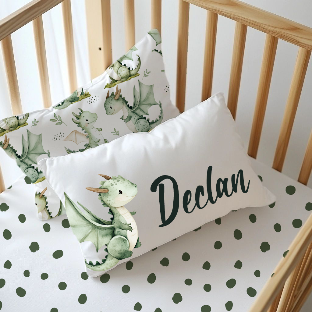 Dreamy Dragon personalised nursery pillow featuring a cute green baby dragon with soft leafy details and the name “Declan” in dark green script on a clean white background | Dreamy Dragon gepersonaliseerde kinderkamer-kussing met ’n oulike groen babadrakie, sagte blaardetail en die naam “Declan” in donkergroen skrif op ’n skoon wit agtergrond.