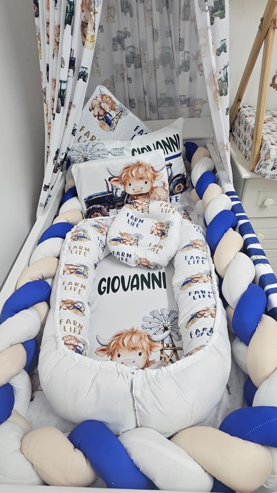 Children's crib with personalized pillows and bedding, featuring the name 'Giovanni'.