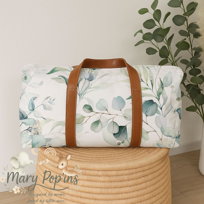 Eucalyptus hospital bag featuring a soft sage, eucalyptus and leafy botanical print on a white background with brown handles in a calm neutral style | Eucalyptus hospitaaltas met ’n sagte saliegroen, eucalyptus- en blaarbotaniese patroon op ’n wit agtergrond met bruin handvatsels in ’n rustige neutrale 