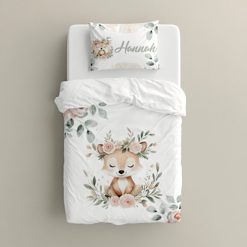 Fawn & Flora big bedding set featuring a sweet sleeping fawn surrounded by blush pink roses and soft green foliage on a clean white background | Fawn & Flora groot beddegoedstel met ’n oulike slapende takbok omring deur sagte pienk rose en groen blare op ’n skoon wit agtergrond.