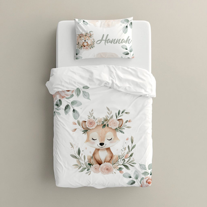 Fawn & Flora big bedding set featuring a sweet sleeping fawn surrounded by blush pink roses and soft green foliage on a clean white background | Fawn & Flora groot beddegoedstel met ’n oulike slapende takbok omring deur sagte pienk rose en groen blare op ’n skoon wit agtergrond.