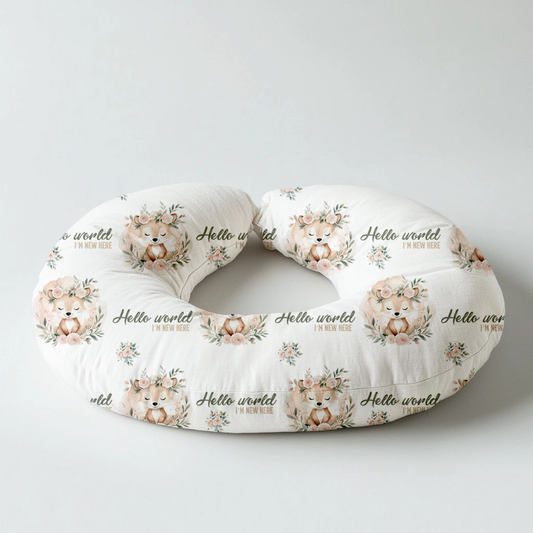 Fawn & Flora nursing pillow featuring sweet sleeping fawns, blush pink florals, soft greenery and “Hello world I’m new here” details on a white background | Fawn & Flora voedingskussing met oulike slapende takbokke, sagte pienk blomme, groen blare en “Hello world I’m new here”-detail op ’n wit agtergrond.