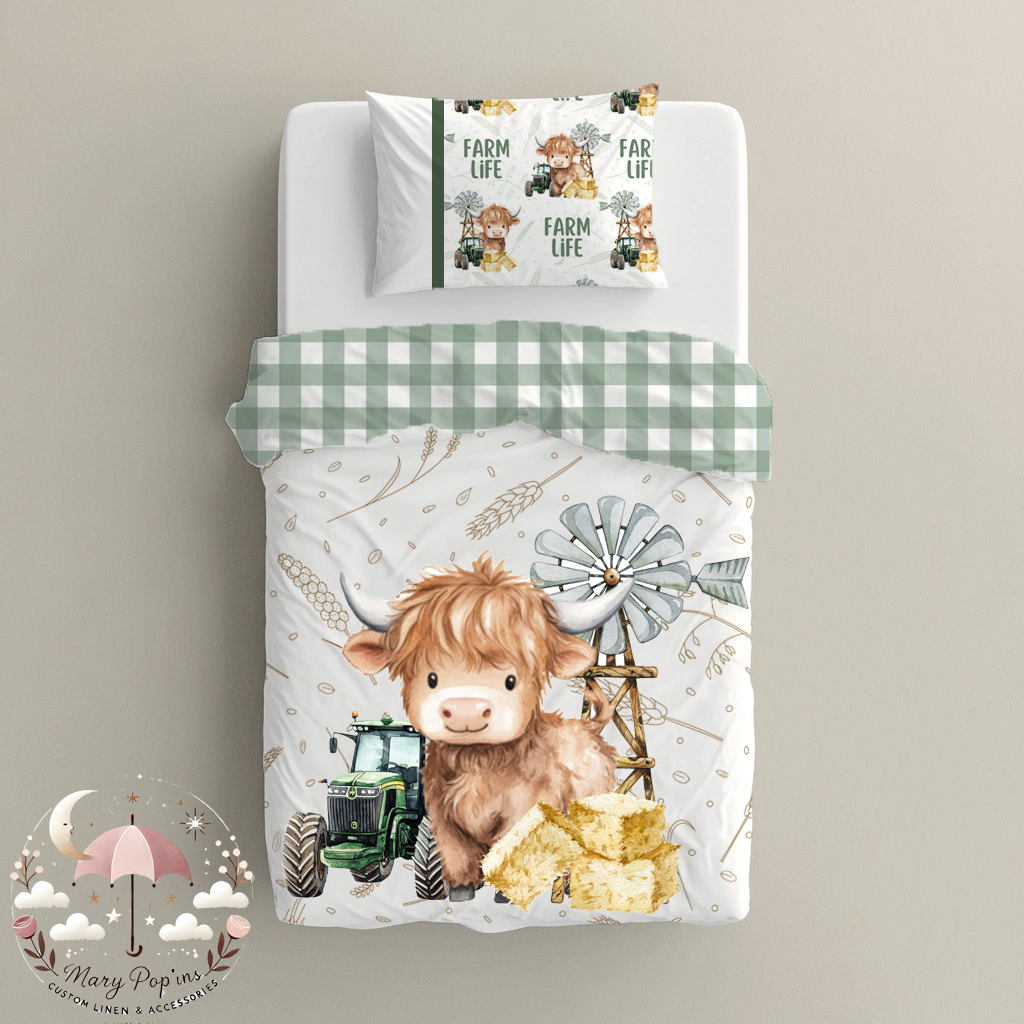 Highlands Cow Green big bedding featuring a cute Highland cow with a green tractor, hay bales and windmill details, paired with soft sage gingham and farm-inspired accents on a clean white background | Highlands-bees Groen groot beddegoed met ’n oulike Highland-bees, groen trekker, hooibale en windpomp-detail, gekombineer met sagte saliegroen gingham en plaas-geïnspireerde aksente op ’n skoon wit agtergrond.