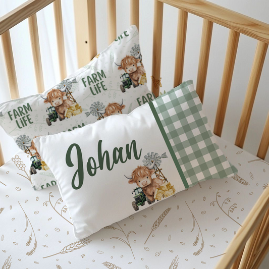 Highlands Cow Green sheet collection featuring soft farm-inspired bedding with a cute Highland cow, green tractor, sage gingham accents and delicate wheat details on a clean white background | Highlands-bees Groen laken-versameling met sagte plaas-geïnspireerde beddegoed, ’n oulike Highland-bees, groen trekker, saliegroen gingham-aksente en delikate koringdetail op ’n skoon wit agtergrond.