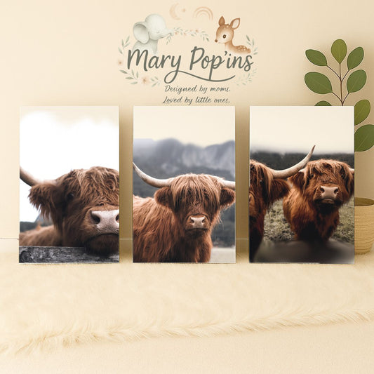 Set of three Highlands Trail nursery canvas prints featuring rustic Highland cows with long horns in warm brown tones and natural countryside settings | Stel van drie Highlands Trail kinderkamer-doekafdrukke met rustieke Highland-beeste met lang horings in warm bruin kleure en natuurlike plattelandse tonele.