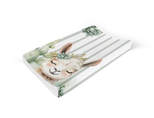 Neutral Succulents Llama changing mat cover featuring a sweet smiling llama with soft sage succulents, cactus details and pale green stripes on a clean white background | Neutrale Vetplante Lama aantrekmat-oortreksel met ’n oulike glimlaggende lama, sagte saliegroen vetplante, kaktusdetail en liggroen strepe op ’n skoon wit agtergrond.