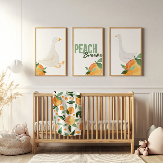 Set of three Peachy Goose nursery canvas prints featuring sweet geese, fresh peaches and green leaves in soft peach and neutral tones | Stel van drie Peachy Goose kinderkamer-doekafdrukke met oulike ganse, vars perskes en groen blare in sagte perske- en neutrale kleure.