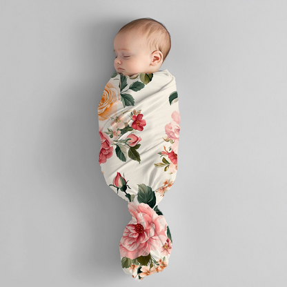 Peony Dreams baby swaddle set featuring large blush pink, coral and peach peonies with deep green leaves on a soft cream background | Peony Dreams baba-inbakerstel met groot ligpienk, koraal- en perskekleurige pioene met diepgroen blare op ’n sagte room agtergrond.