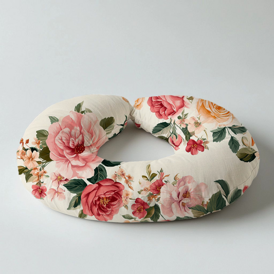 Peony Dreams nursing pillow featuring large blush pink, coral and peach peonies with deep green leaves on a soft cream background in a supportive U-shaped design | Peony Dreams voedingskussing met groot ligpienk, koraal- en perskekleurige pioene met diepgroen blare op ’n sagte room agtergrond in ’n ondersteunende U-vorm ontwerp.