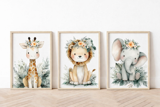 Set of three Safari Peachy Dreams nursery canvas prints featuring a giraffe, lion and elephant with soft peach florals and greenery | Stel van drie Safari Peachy Dreams kinderkamer-doekafdrukke met ’n kameelperd, leeu en olifant, versier met sagte perskekleurige blomme en groen blare.