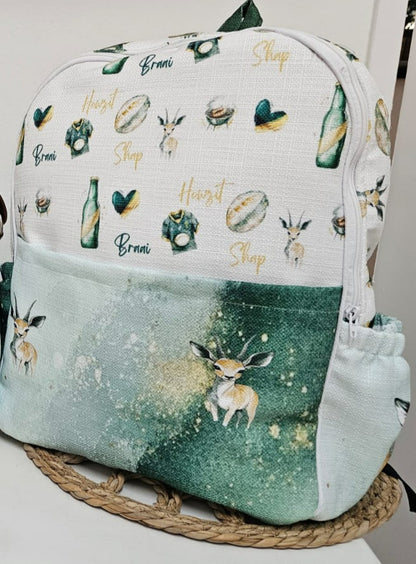 Springbok hospital backpack featuring a green and white South African springbok design with woodland-style antelope illustrations and practical storage pockets | Springbok hospitaalrugsak met ’n groen-en-wit Suid-Afrikaanse springbokontwerp, bokillustrasies en praktiese bêresakke.