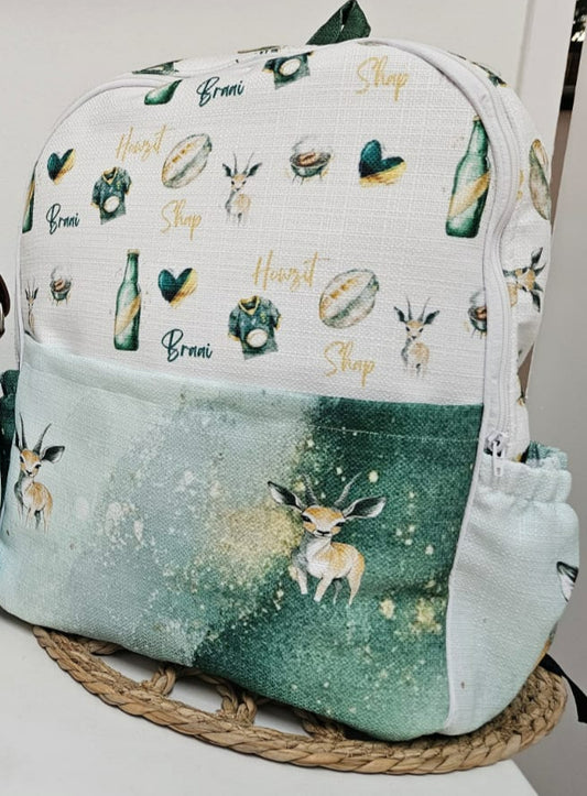 Springbok hospital backpack featuring a green and white South African springbok design with woodland-style antelope illustrations and practical storage pockets | Springbok hospitaalrugsak met ’n groen-en-wit Suid-Afrikaanse springbokontwerp, bokillustrasies en praktiese bêresakke.