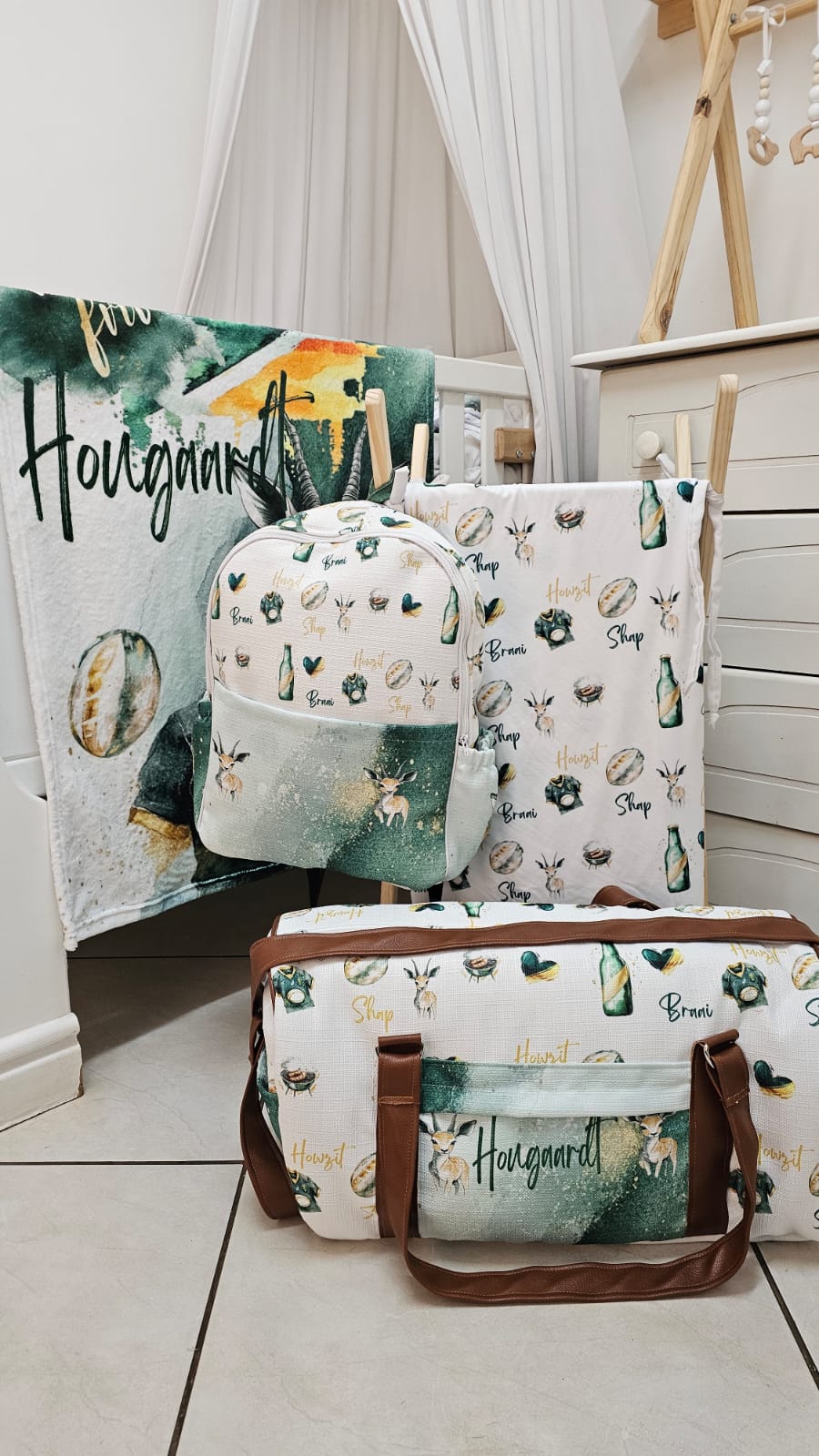 Springbok hospital backpack featuring a green and white South African springbok design with woodland-style antelope illustrations and practical storage pockets | Springbok hospitaalrugsak met ’n groen-en-wit Suid-Afrikaanse springbokontwerp, bokillustrasies en praktiese bêresakke.
