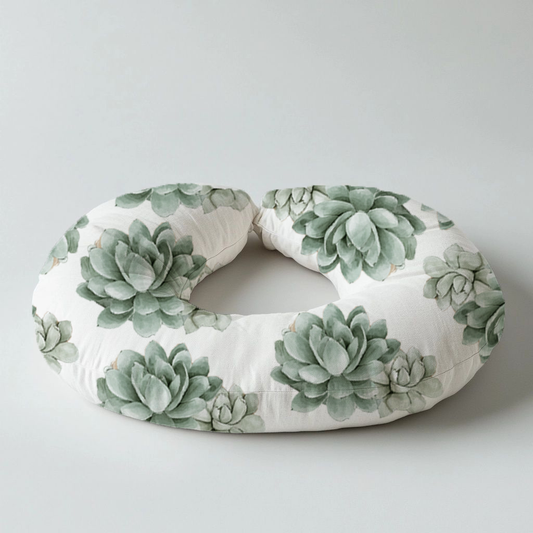 Succulents baby nursing pillow featuring soft sage green succulent prints on a clean white background in a cosy supportive U-shape design | Vetplante baba voedingskussing met sagte saliegroen vetplant-afdrukke op ’n skoon wit agtergrond in ’n knus ondersteunende U-vorm ontwerp.