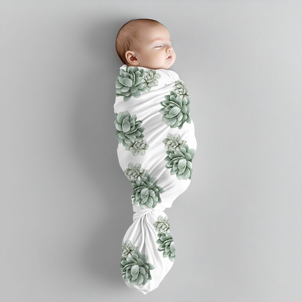 Succulents baby swaddle set featuring soft sage green succulent prints on a clean white background for a calm neutral nursery look | Vetplante baba-inbakerstel met sagte saliegroen vetplant-afdrukke op ’n skoon wit agtergrond vir ’n rustige neutrale kinderkamer-voorkoms.