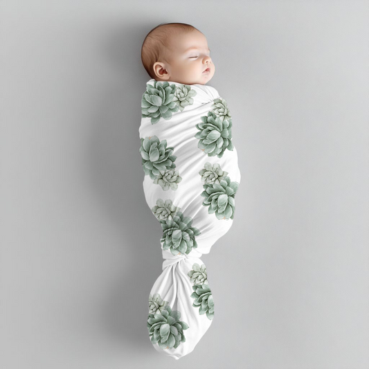 Succulents baby swaddle set featuring soft sage green succulent prints on a clean white background for a calm neutral nursery look | Vetplante baba-inbakerstel met sagte saliegroen vetplant-afdrukke op ’n skoon wit agtergrond vir ’n rustige neutrale kinderkamer-voorkoms.